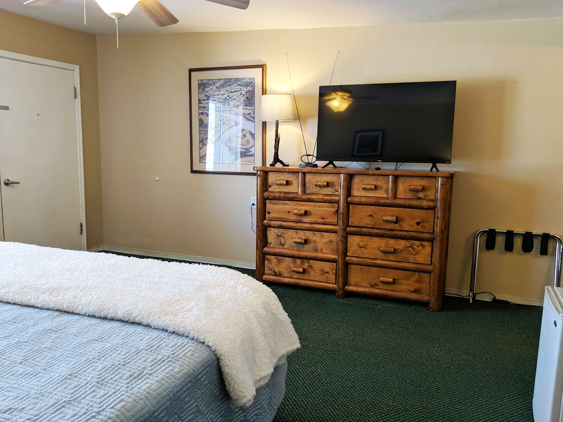 King-Room-6-22jpg places to stay on the Paiute Trails